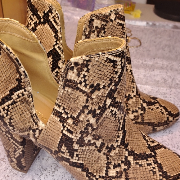 🐍 faux snake skin heel Booties - Picture 4 of 5